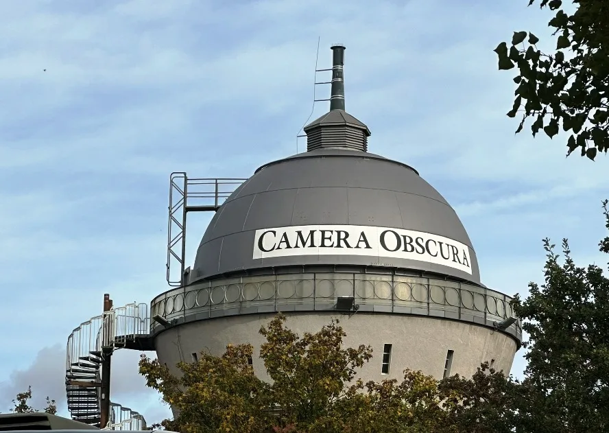 Camera Obscura Mülheim: Die historische Camera Obscura in Mülheim an der Ruhr. Ein einzigartiges Museum, das die früheste Form der Fotografie veranschaulicht, mit einem großen begehbaren Objektiv, das Panoramabilder der Umgebung projiziert