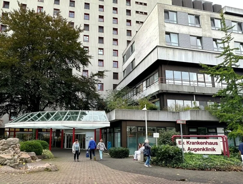 Krankenhäuser in Mülheim: Evangelisches Krankenhaus in Mülheim, Außenansicht des Gebäudes bei Tageslicht