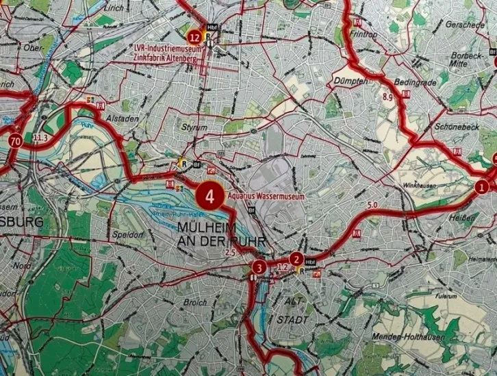 Mülheim an der Ruhr Geographie: Landkarte von Mülheim an der Ruhr mit geografischen Details der Region, einschließlich Flüsse, Stadtgrenzen und wichtigen Verkehrswegen