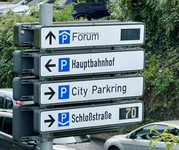 Parken in Mülheim: Parkschilder in Mülheim, die verfügbare Parkmöglichkeiten anzeigen