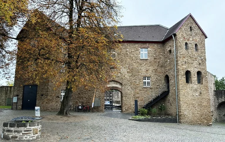 Schloss Broich in Mülheim – der ruhige Innenhof mit steinernen Bögen und klassischer Architektur lädt zum Verweilen ein