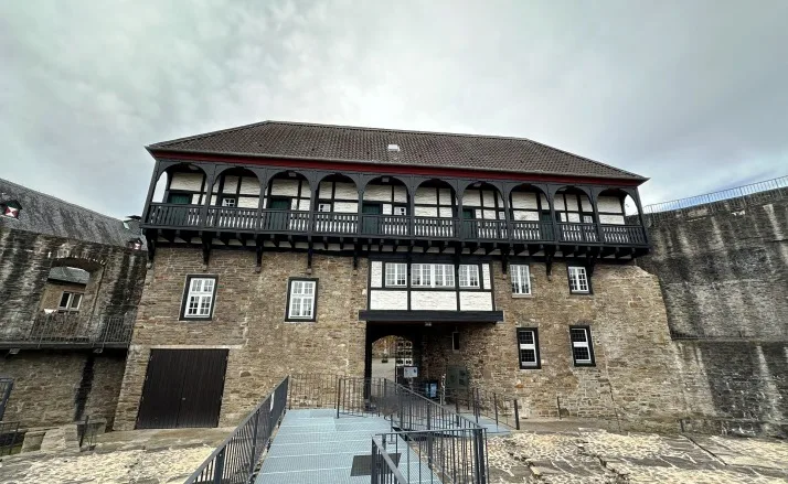 Der Innenhof des Schlosses Broich in Mülheim, umgeben von alten Mauern und einer Atmosphäre voller Geschichte.