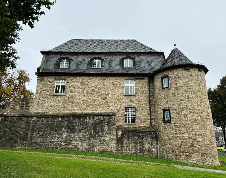 Schloss Broich in Mülheim – die historischen Steinwände und Türme heben sich vor dem Himmel ab