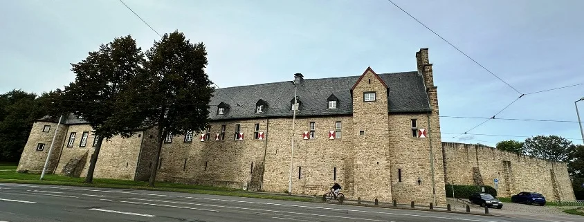 Außenansicht von Schloss Broich in Mülheim mit beeindruckenden mittelalterlichen Mauern und Türmen