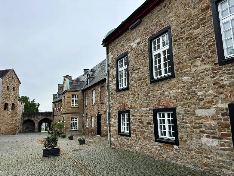 Innenhof von Schloss Broich in Mülheim mit Steinmauern und beeindruckenden historischen Details.