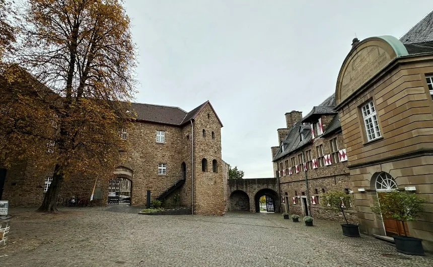 Schloss Broich in Mülheim an der Ruhr, historische Burganlage mit mittelalterlicher Architektur