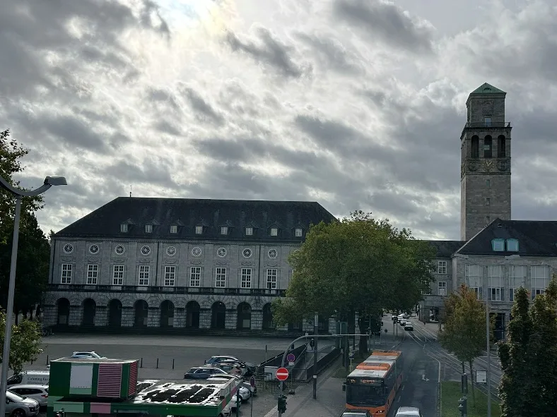 Das Rathaus der Stadt Mülheim an der Ruhr, ein markantes Gebäude im Zentrum der Stadt, aufgenommen bei Tageslicht.