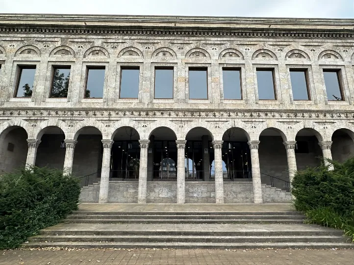 Außenansicht der Stadthalle Mülheim – ein beliebter Veranstaltungsort an der Ruhr.