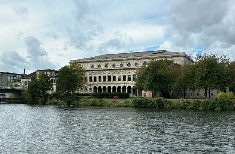 Blick auf die Stadthalle Mülheim an der Ruhr, ein architektonisches Wahrzeichen der Stadt.