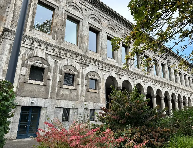 Ansicht der Stadthalle Mülheim an der Ruhr am Ufer der Ruhr, ein beliebter Ort für Veranstaltungen.