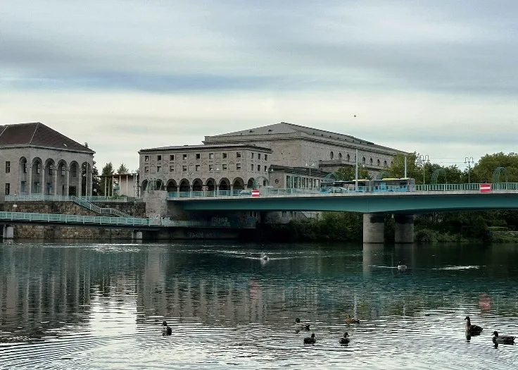 Die Stadthalle Mülheim mit ihrer markanten Fassade und weitläufigen Freiflächen.