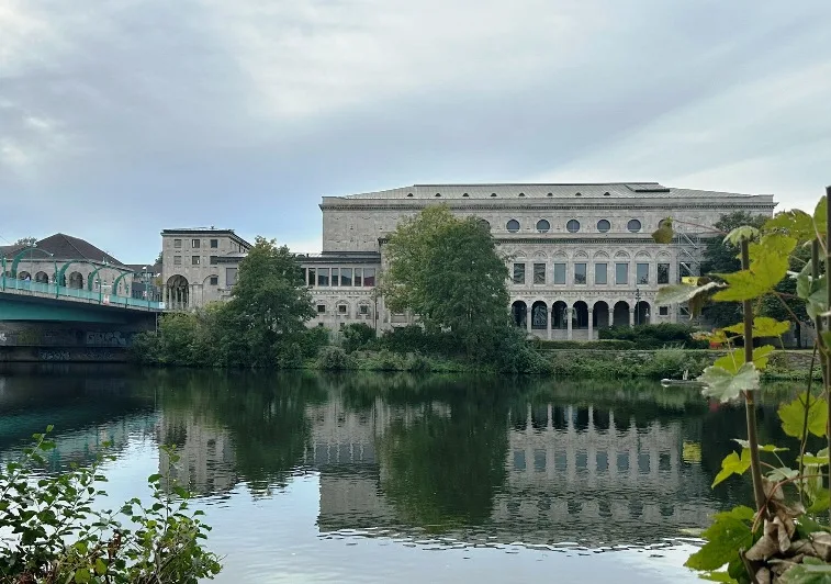 Historische Stadthalle Mülheim an der Ruhr mit schöner Außenanlage, ein Ort für Kultur und Events.