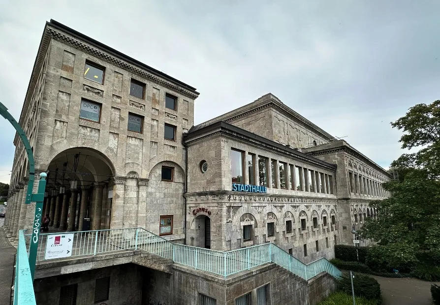 Stadthalle Mülheim an der Ruhr, historisches Gebäude mit markanter Architektur, umgeben von Bäumen und Grünflächen