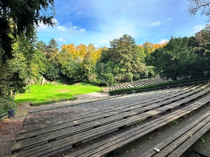 Freilichtbühne Mülheim: Eine beeindruckende Freiluftveranstaltungsstätte umgeben von Natur