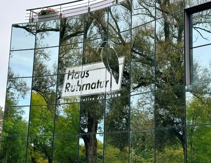 Ansicht des Haus Ruhrnatur, einem Bildungs- und Informationszentrum, das in einer malerischen Landschaft an der Ruhr liegt