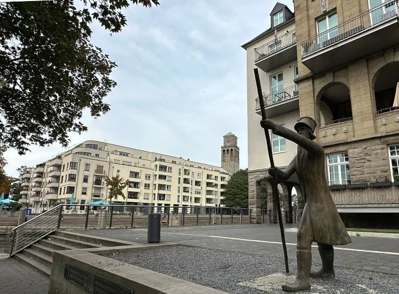 Stadtteile in Mülheim, Blick auf die Ruhrpromenade in Mülheim, mit modern gestalteten Gebäuden entlang des Flusses Ruhr. Spaziergänger genießen den Ausblick auf das Wasser und die grüne Umgebung