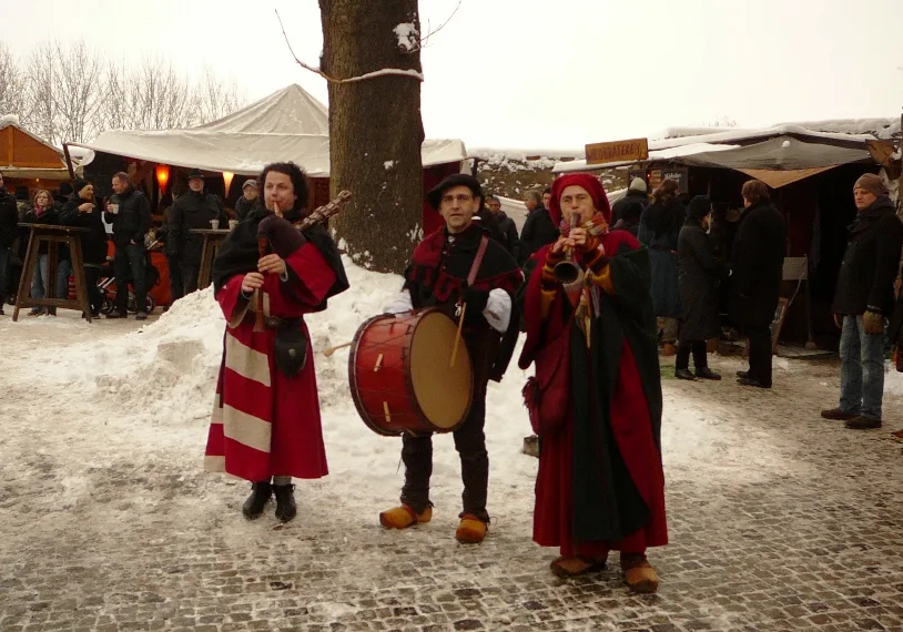 Mittelalter Weihnachtsmarkt Mülheim 2024 mit Musikern in historischer Kleidung