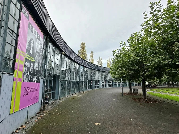 Ringlokschuppen in Mülheim - Historischer Ringlokschuppen im MüGa-Park in Mülheim an der Ruhr, umgeben von grünen Parkanlagen. Das Gebäude mit seiner markanten Rundbau-Architektur wird von einem klaren Himmel oder einem saisonalen Ambiente eingerahmt.