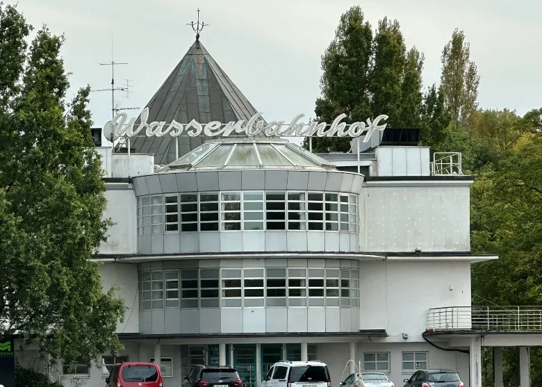 Der Wasserbahnhof in Mülheim an der Ruhr, gelegen auf der Schleuseninsel, mit seiner markanten Architektur und umliegenden Grünflächen