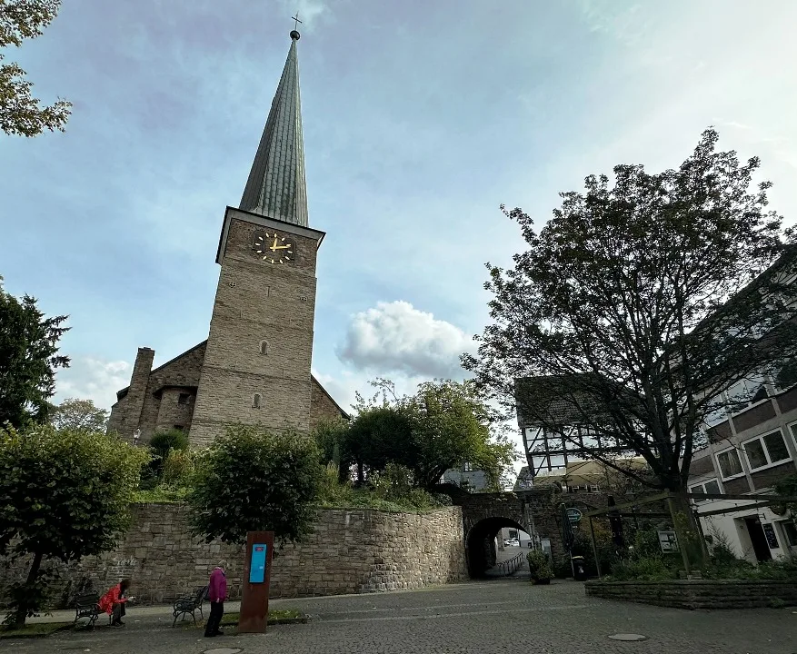 Altstadt in Mülheim - Ansicht der Altstadt von Mülheim an der Ruhr. Links im Bild die Petrikirche, rechts das Restaurant Mausefalle und das Tor zur Altstadt.